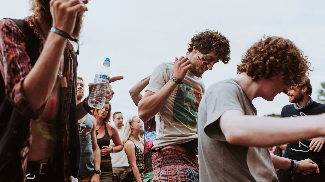 Équipe technique de l'association S.A.A.P.A.S. en régie lors d'une intervention sur un festival local
